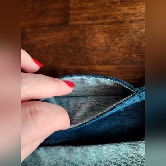 Outdoor voices two tones 7/8 sea blues leggings. Athletic athleisure size medium - Picture 8 of 8